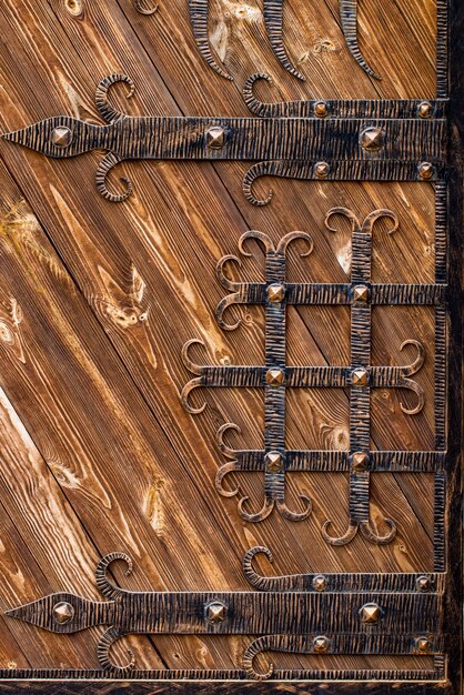 Cancello in legno con elementi in ferro battuto da vicino.