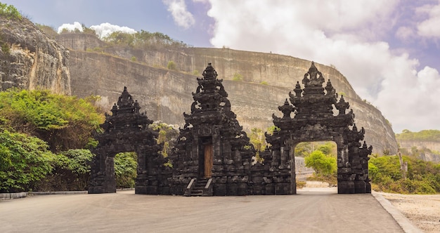 Cancello indù tradizionale per entrare alla spiaggia di Melasti a Bali, Indonesia.