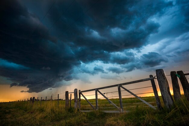 Cancello rurale paesaggio notturno e stelle La Pampa Provincia Patagonia Argentina