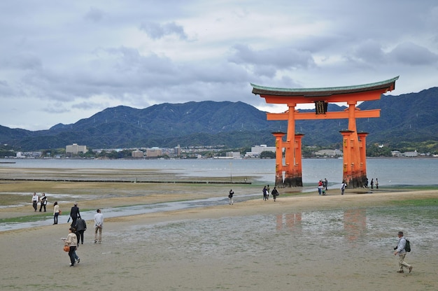 Cancello sacro rosso di Miyajima sulla sabbia a Hiroshima in Giappone