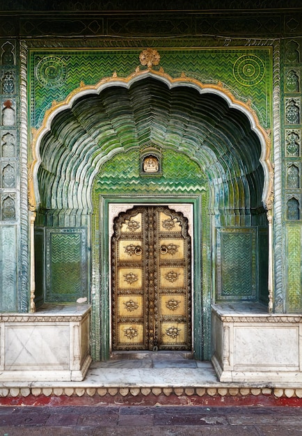 Cancello verde nel palazzo indiano