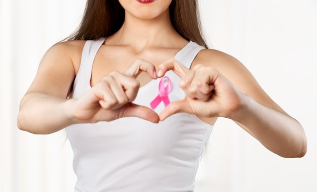 Cancro al seno cancro al seno consapevolezza nastro rosa donne cuore forma sanità e medicina corpo