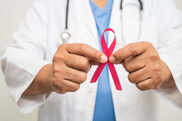 Cancro al seno Donna medico asiatica con nastro rosa simbolo della Giornata mondiale del cancro al seno