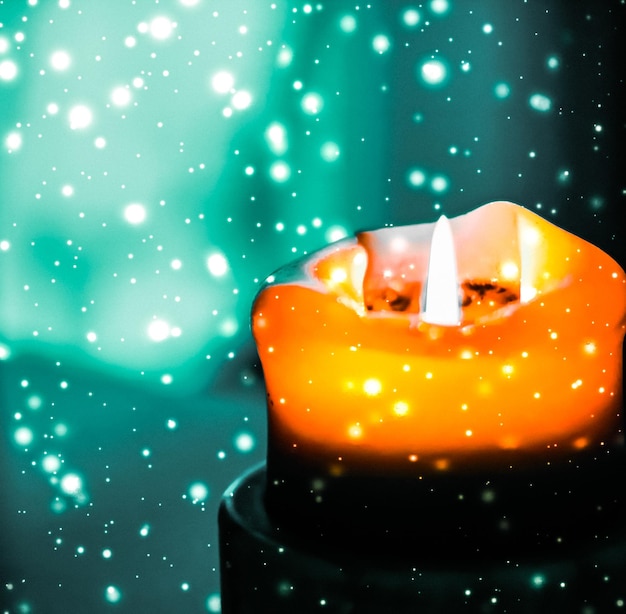 Candela arancione per le vacanze su sfondo verde scintillante che nevica il design di lusso del marchio per la vigilia di Capodanno e Natale di Halloween