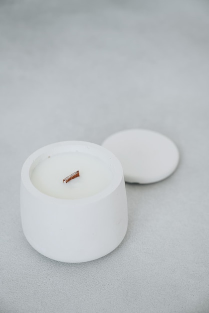 Candela bianca in vaso di gesso con coperchio diagonalmente primo piano vista dall'alto candela fatta a mano