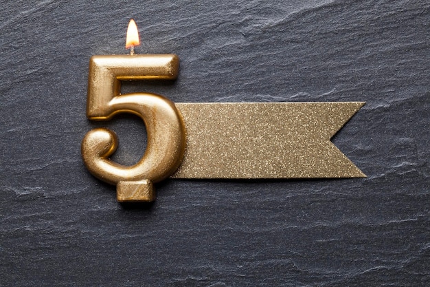 Candela celebrativa numero 5 in oro con etichetta glitter