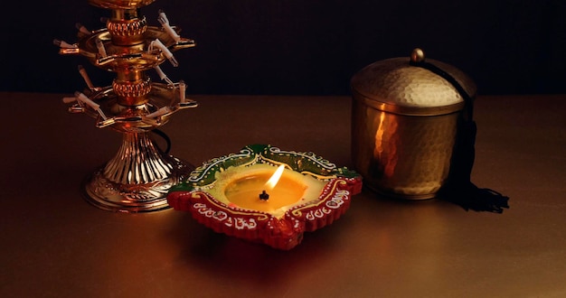 Candela decorativa Diwali su uno sfondo scuro