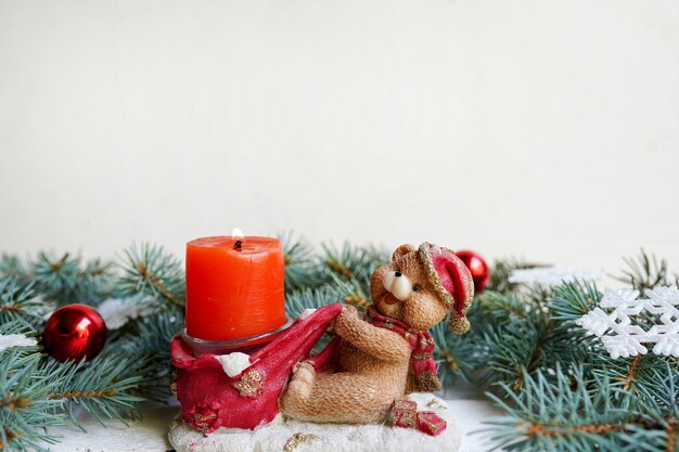 Candela dell'orso di Natale con la decorazione del pino e del nuovo anno dell'albero, spazio della copia