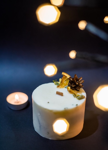 candela di cera decorativa e decora con fiori secchi, primo piano