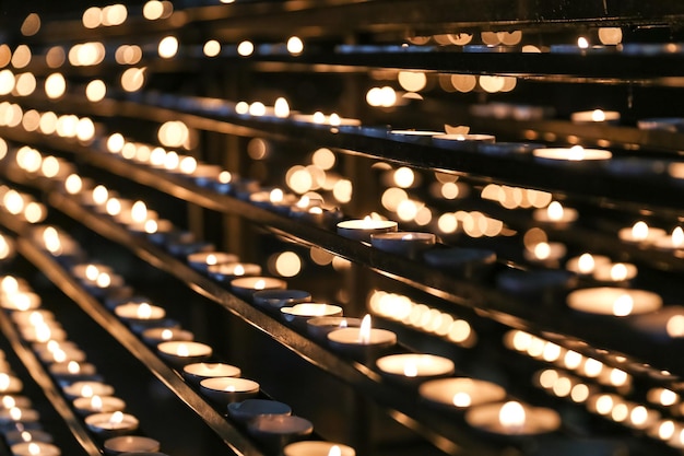 Candela di preghiera in una chiesa