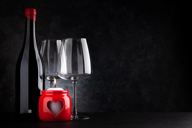 Candela di San Valentino e vino rosso