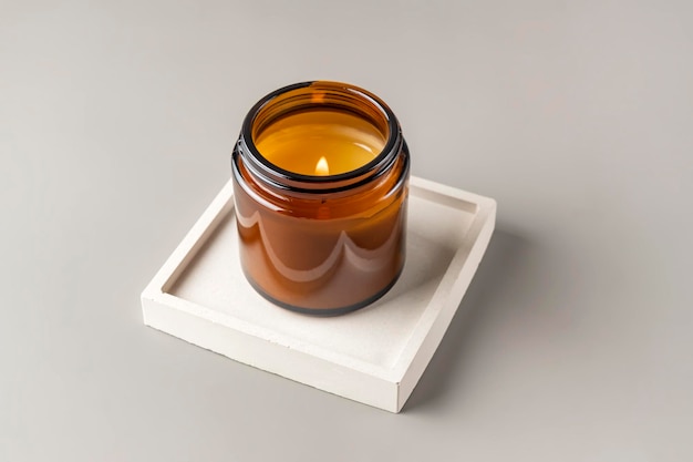 Candela fatta a mano in paraffina e cera di soia in barattolo di vetro su vassoio in cemento Minimalismo per la produzione di candele