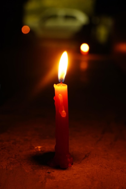 Candela in condizioni di scarsa illuminazione solo triste concetto