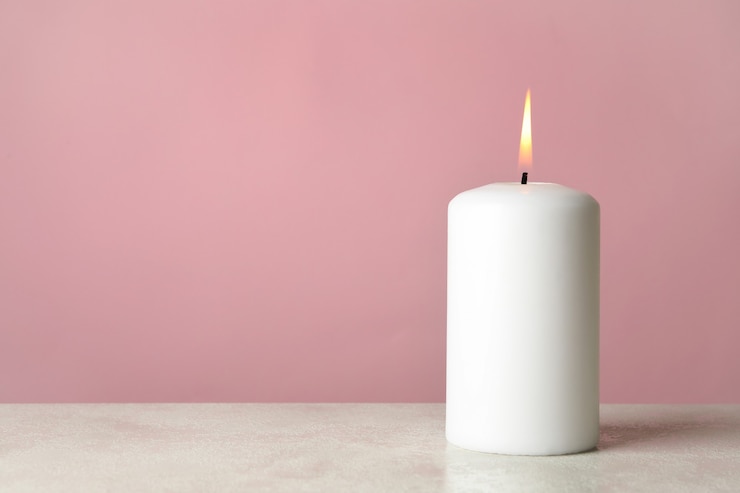 Foto candela profumata per rilassarsi sul tavolo bianco su sfondo rosa