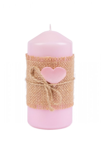 Candela romantica rosa fatta a mano con un cuore rosa legato con tela isolata
