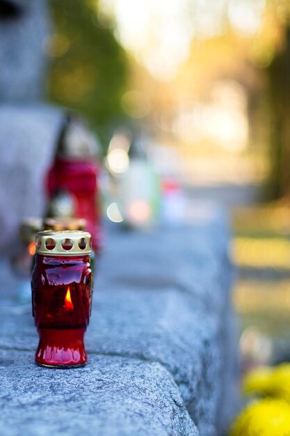 Candela rossa al cimitero