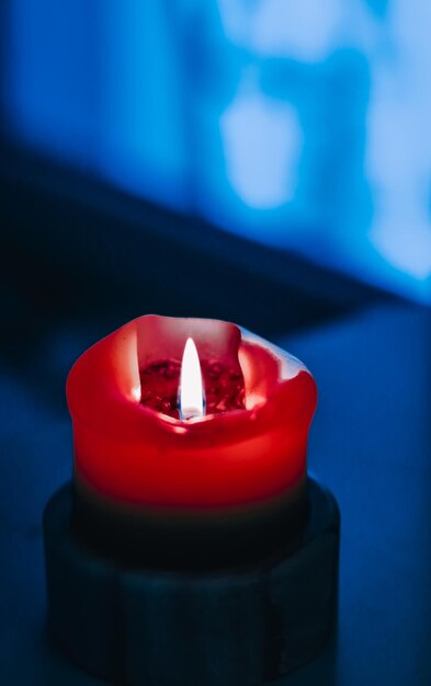 Candela rossa per le vacanze su sfondo blu, design e decorazione del marchio di lusso per Natale, Capodanno e San Valentino