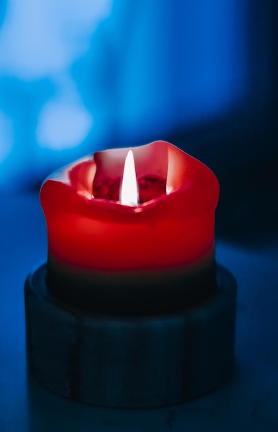 Candela rossa per le vacanze su sfondo blu, design e decorazione del marchio di lusso per Natale, Capodanno e San Valentino