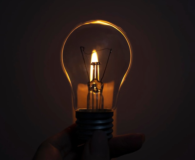 Candela sulla lampadina Blackout elettrico off crisi energetica o immagine del concetto di interruzione di corrente