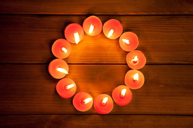 candele a forma circolare su legno dorato caldo
