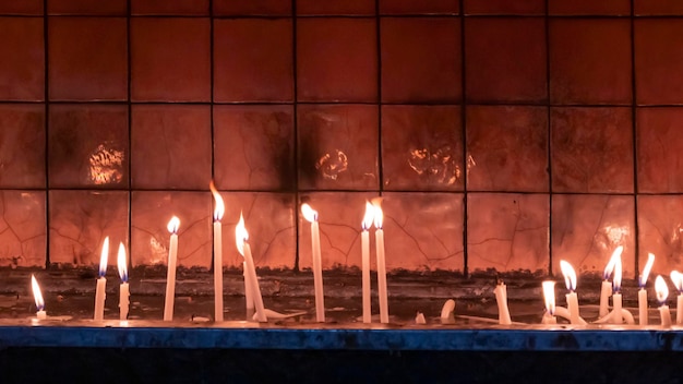 Candele accese all'interno della chiesa cerimonia cristiana