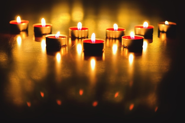 Candele accese con bokeh festivo su sfondo nero. Concetto di vacanza. Il concetto di preghiera, speranza