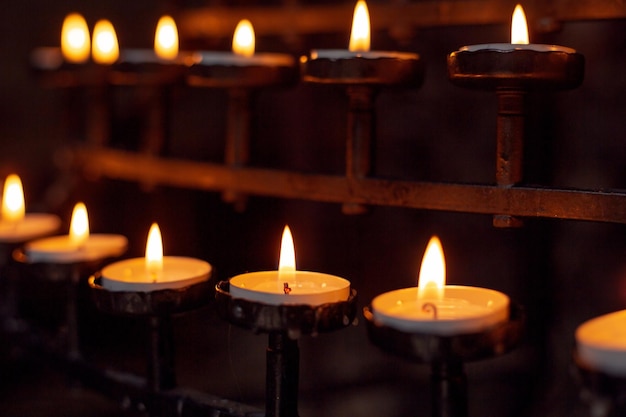 Candele accese in chiesa