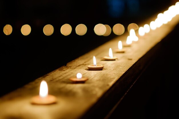 Candele accese in stile tailandese A lume di candela in fila di notte durante il Loy Krathong Festival