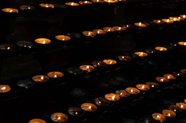 Candele accese in una chiesa cristiana cattolica