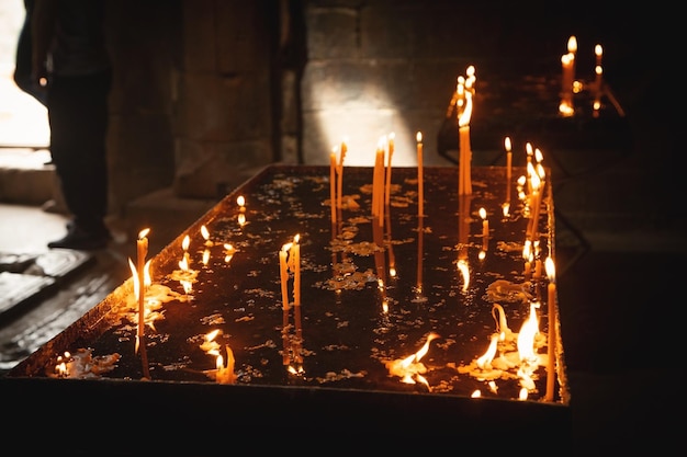 Candele accese in una chiesa