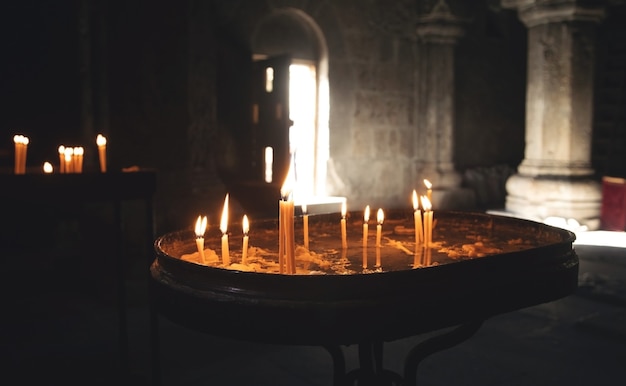 Candele accese in una chiesa.