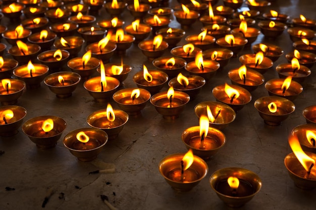 Candele accese nel tempio buddista McLeod Ganj Himachal Pradesh