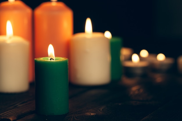 Candele accese nell'oscurità. concetto di commemorazione.