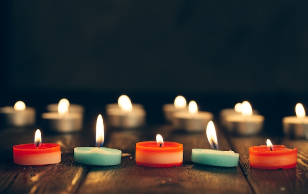 Candele accese nell'oscurità sul nero. commemorazione.