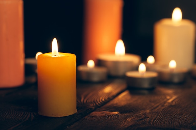 Candele accese nell'oscurità sul nero. commemorazione.