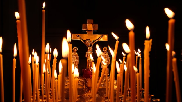 Candele accese nella chiesa ortodossa. fede cristiana