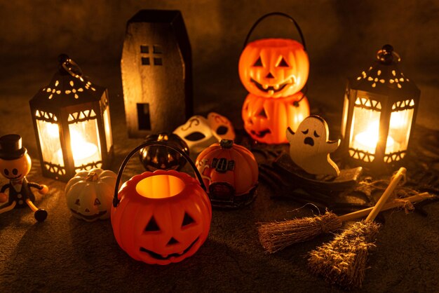 Candele accese su zucca di notte