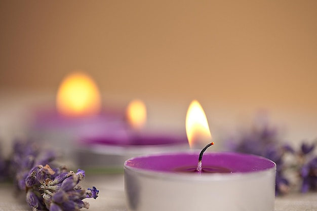 candele alla fiamma con lavanda