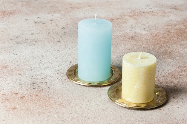 Candele blu e gialle su candelieri in ottone