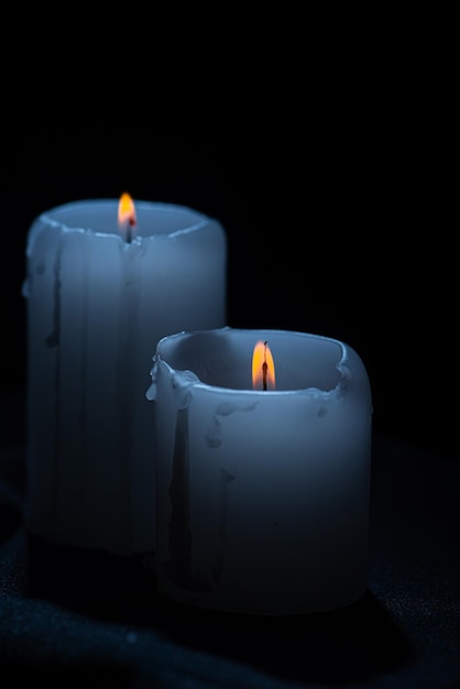 Candele candele belle posizionate su superficie scura sfondo nero messa a fuoco selettiva