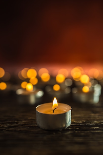 Candele che simboleggiano il funerale religioso natale spa compleanno spiritualità pace che brucia di notte