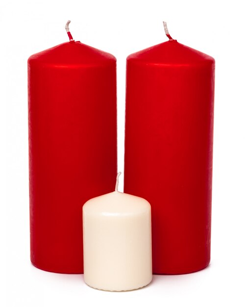 Candele colorate rosse e bianche di natale isolate su bianco