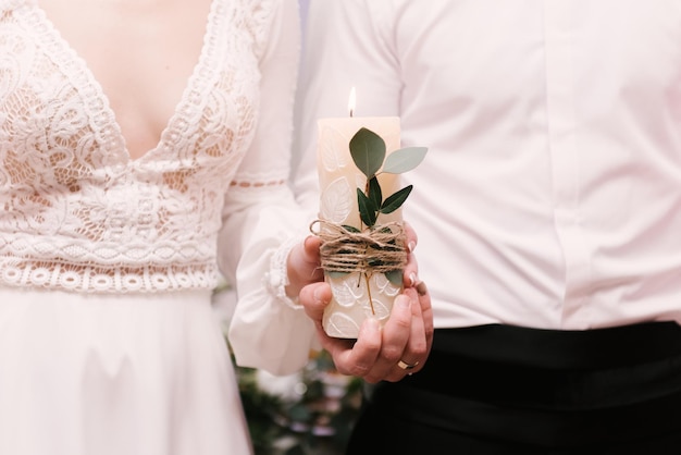 Candele con decorazioni per un focolare domestico a un matrimonio