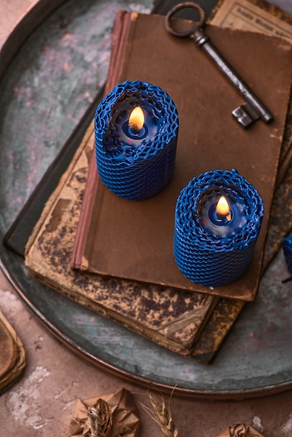 Candele decorative blu fatte di cera d'api con aroma di miele per interni e tradizione.