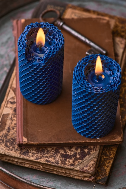 Candele decorative blu fatte di cera d'api con aroma di miele per interni e tradizione.