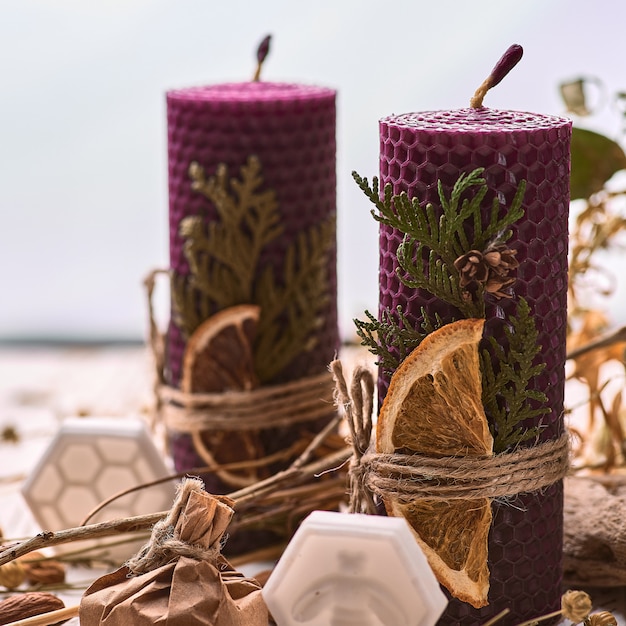 Candele decorative viola fatte di cera d'api con aroma di miele per interni e tradizione.