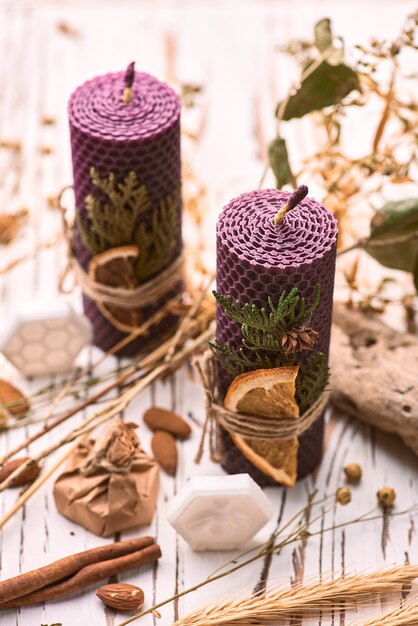 Candele decorative viola fatte di cera d'api con aroma di miele per interni e tradizione.