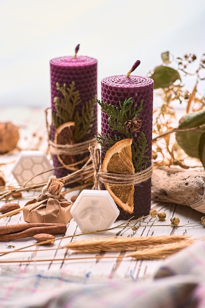 Candele decorative viola fatte di cera d'api con aroma di miele per interni e tradizione.