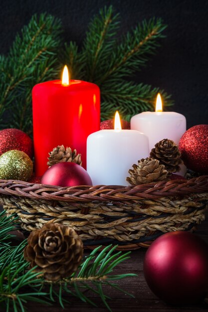 Candele della decorazione di Natale nella decorazione festiva della composizione del nuovo anno