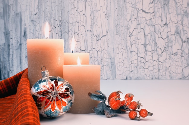 Candele di avvento di Natale con decorazioni rosse